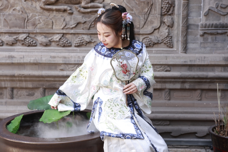 认真的雪的第一张照片--阳曲王婆说媒